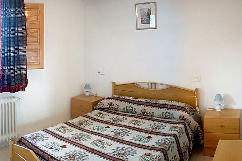 Schlafzimmer mit Doppelbett in Ferienhaus 4