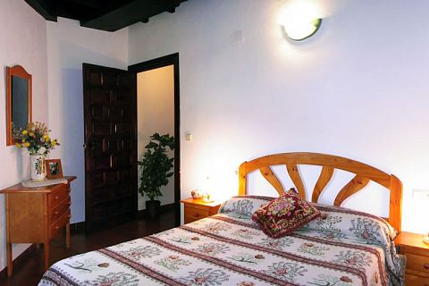 Schlafzimmer mit Doppelbett in Ferienhaus 8