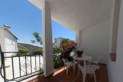 Terrasse im Erdgeschoss von Ferienhaus 2 mit Tisch und Stühlen