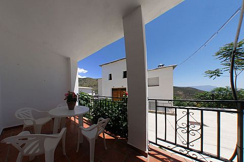 Terrasse im Erdgeschoss von Ferienhaus 3 mit Tisch und Stühlen
