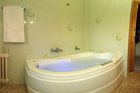 Bad mit Jacuzzi und Farblichttherapie in Ferienhaus 3