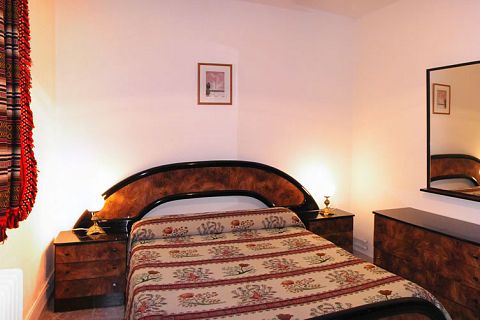 Schlafzimmer mit Doppelbett in Ferienhaus 3