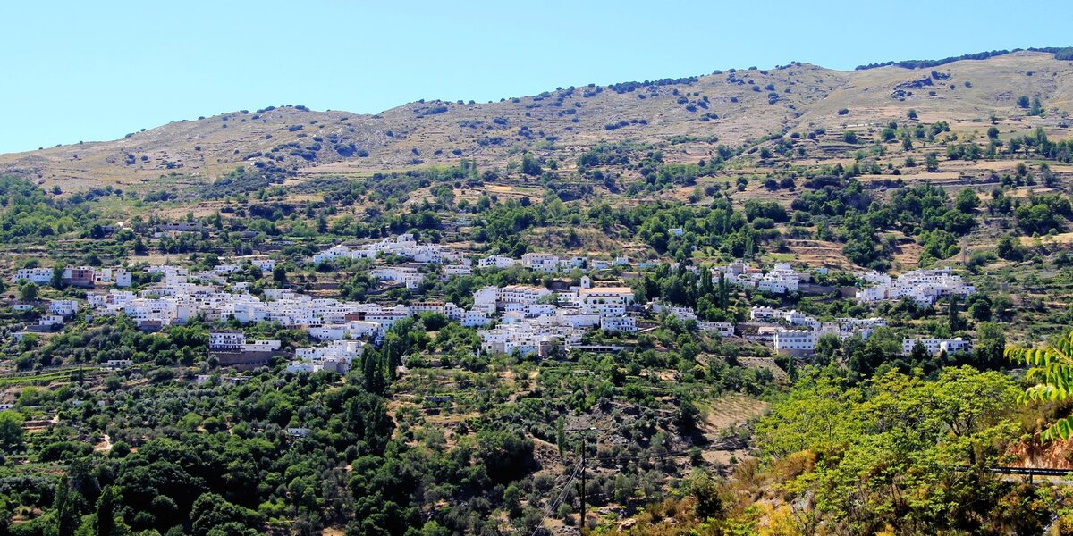 Mecina Bombarón, weißes Dorf am Hang der Alpujarra zwischen Terrassen und Kastanien